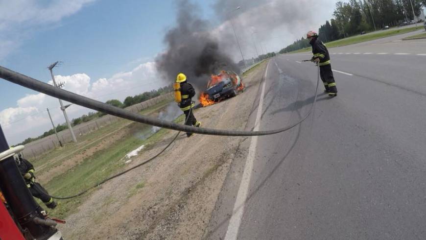 Se incendió un vehículo sobre Ruta Provincial Nº5